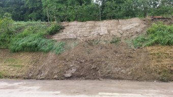 2018-06-06 Leichter Hangrutsch Ri. Waltershofen (repariert)