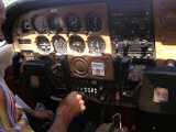 Viel Instrumente in einem kleinen Cockpit!