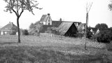 1935?: Pfarrhaus und Kirchturm vor Bombardierung