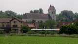 Blick über Bahnhof zur Kirche