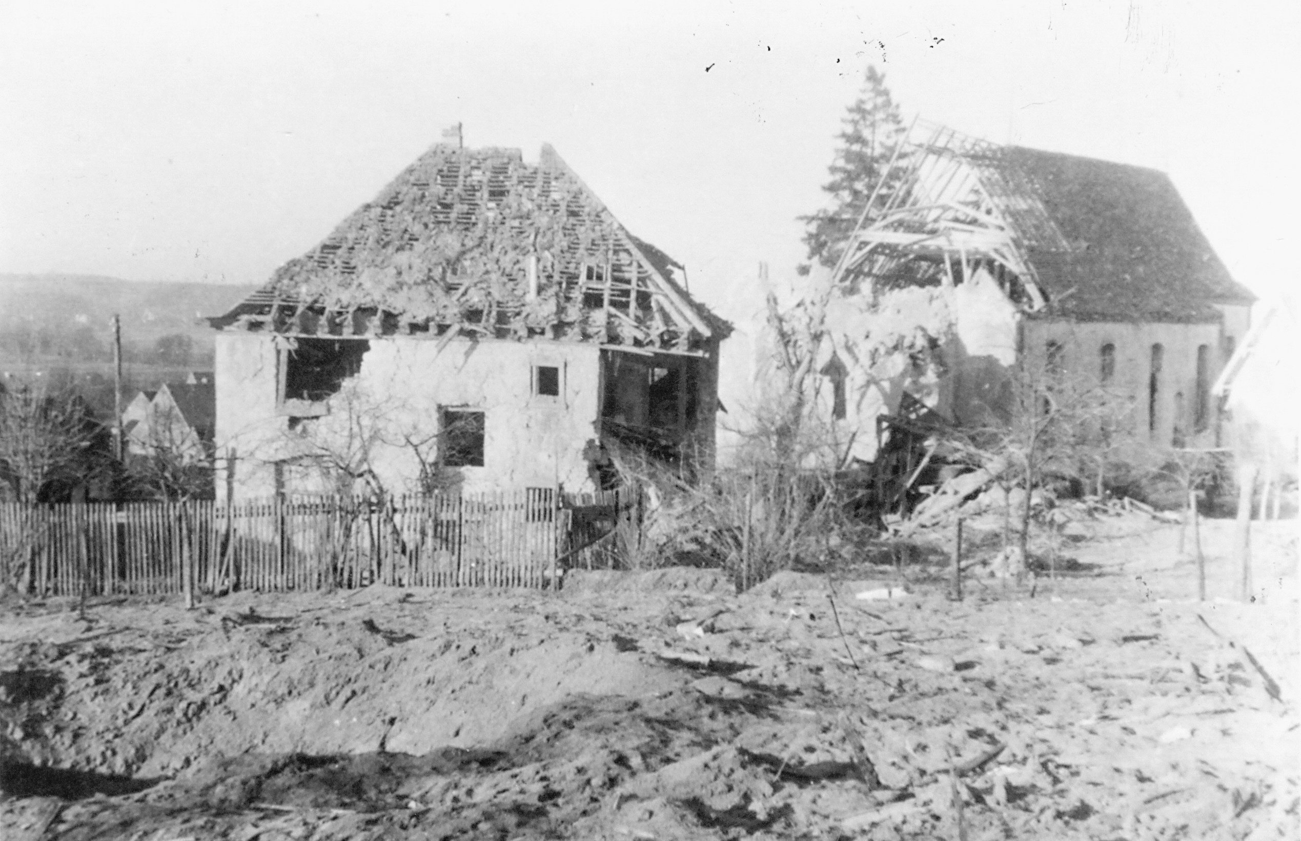 1945 durch Bombenangriff schwer beschädigtes Pfarrhaus und Kirche